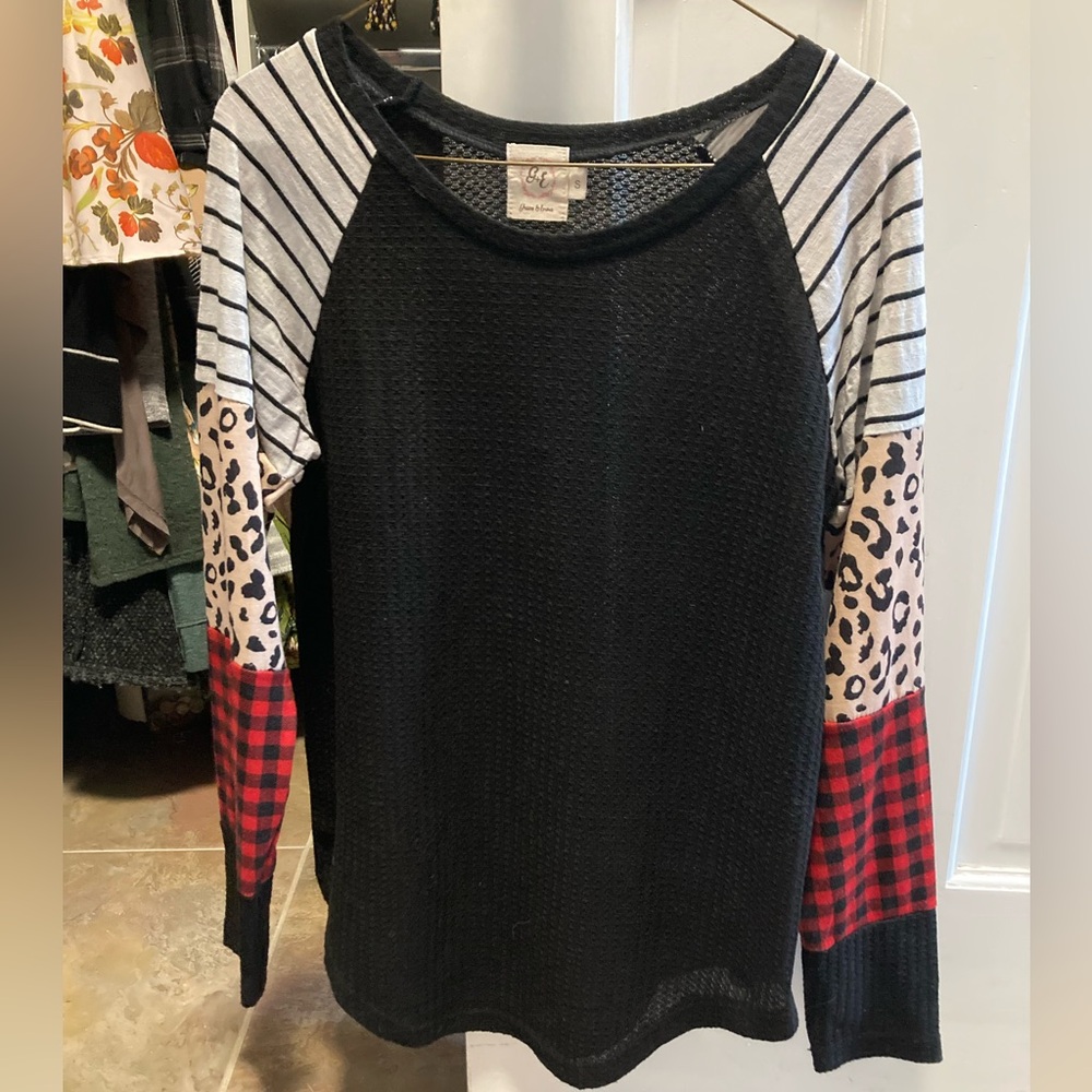 Grace & Emma Women's Black and Red Patterned Sweatshirt